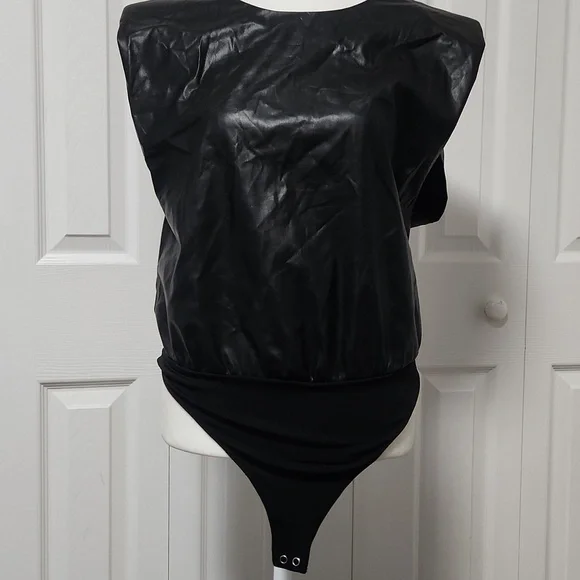 Good American Strong Shoulder Faux Leather Bodysuit - Picture 5 of 8